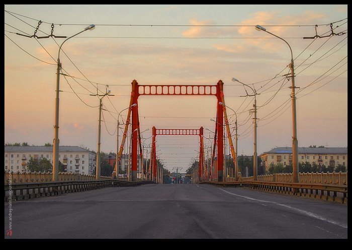Кузнечевский мост в лучах рассвета