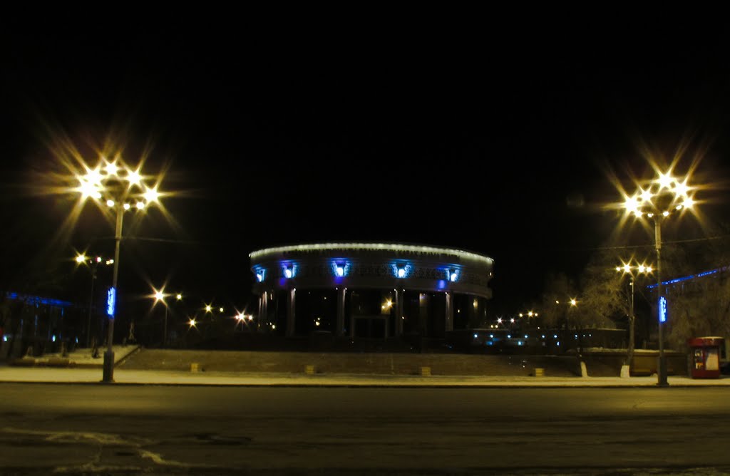 Kazakh Drama Theatre Seyfullin at night / Театр Казахской драммы имени С. Сейфулина ночью