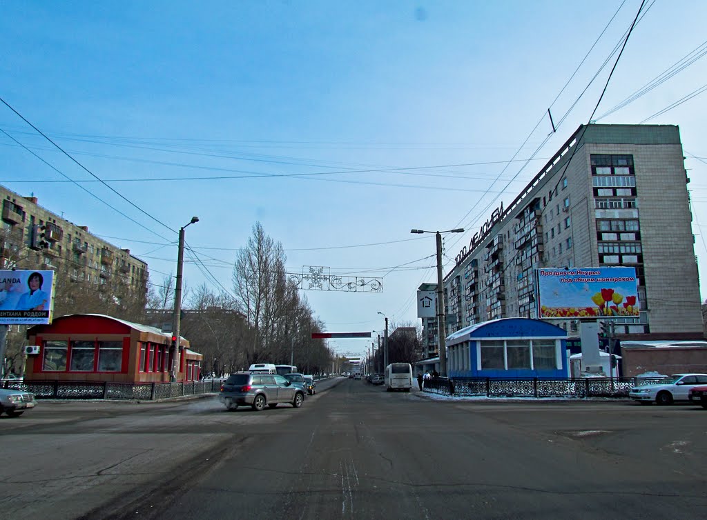 Crossroads Prospect Nurken Abdirova and st. Erubaeva, Karagandy  / Перекрёсток проспекта Нуркена Абдирова и ул. Ерубаева, г.Караганда
