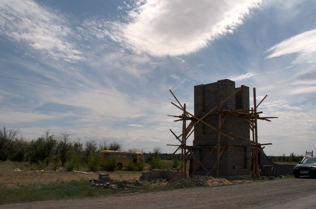 Трасса А17. Опора арки на въезде в Атасу / A17 Road. Atasu archway substructure