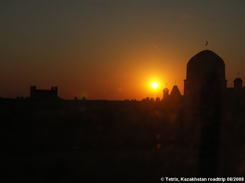 Road M32 Kyzylorda-Aralsk sunset