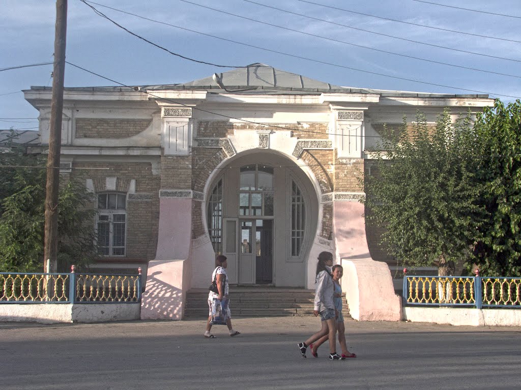 Вид здания вокзала со стороны поселка
