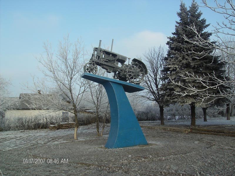 Monumental traktor in Komysh-Zoria (camera facing North from exact position)