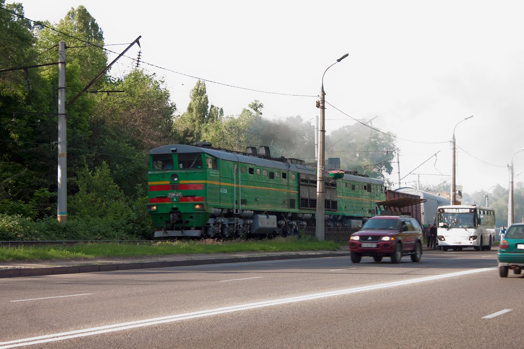 Тепловоз 2ТЭ10М-3675 на перегоне Алматы-I - Алматы-II. (вдоль проспекта Суюнбая)