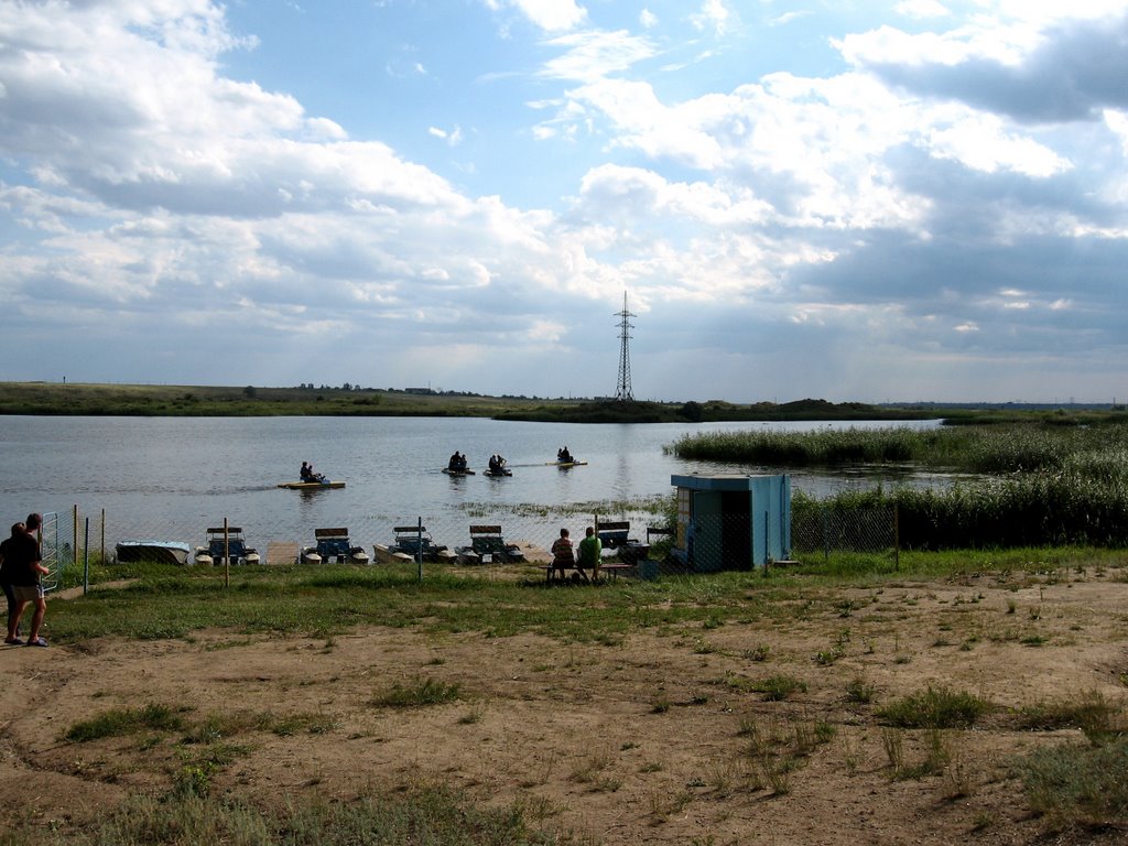 Берег реки Тобол, лодочная станция городского парка отдыха..