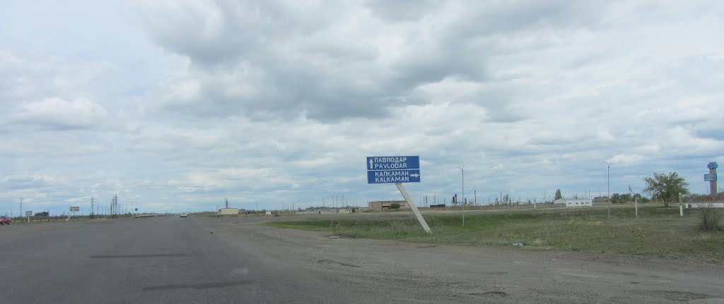 Дорожный указатель: Павлодар - прямо, Калкаман-направо