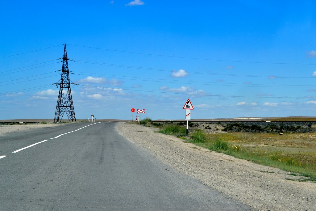 приближаемся к железнодорожному пути без шлагбаума, однопутному, проезд без остановки запрещен