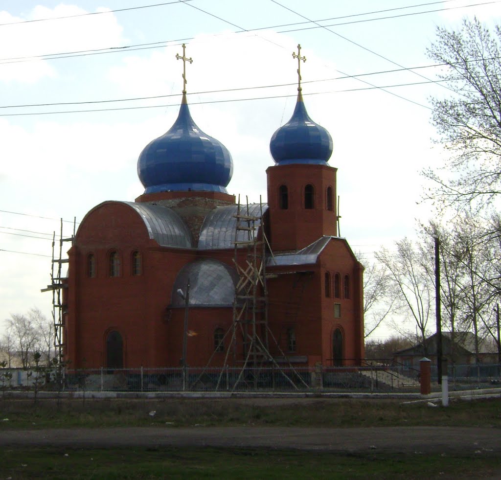г.Сергеевка. 01.05.2010 г.На церкви установили купола.