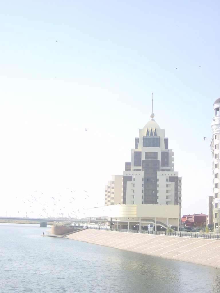 Edificio nuevo en Astana junto rio , en el hay un Hotel