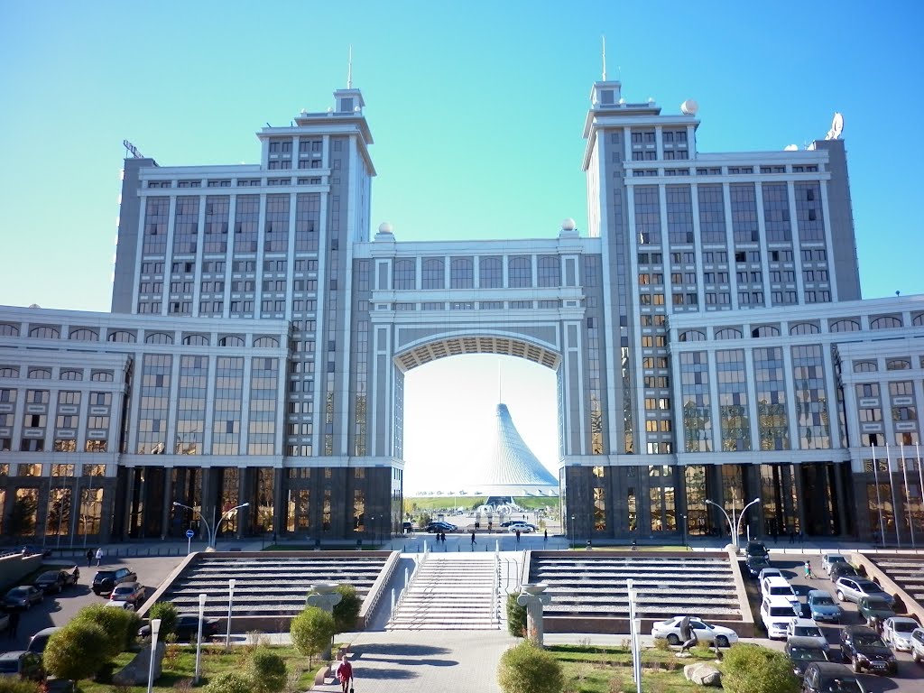 Головной офис Казмунайгаза на заднем плане Хан Шатыр, Астана, Казахстан