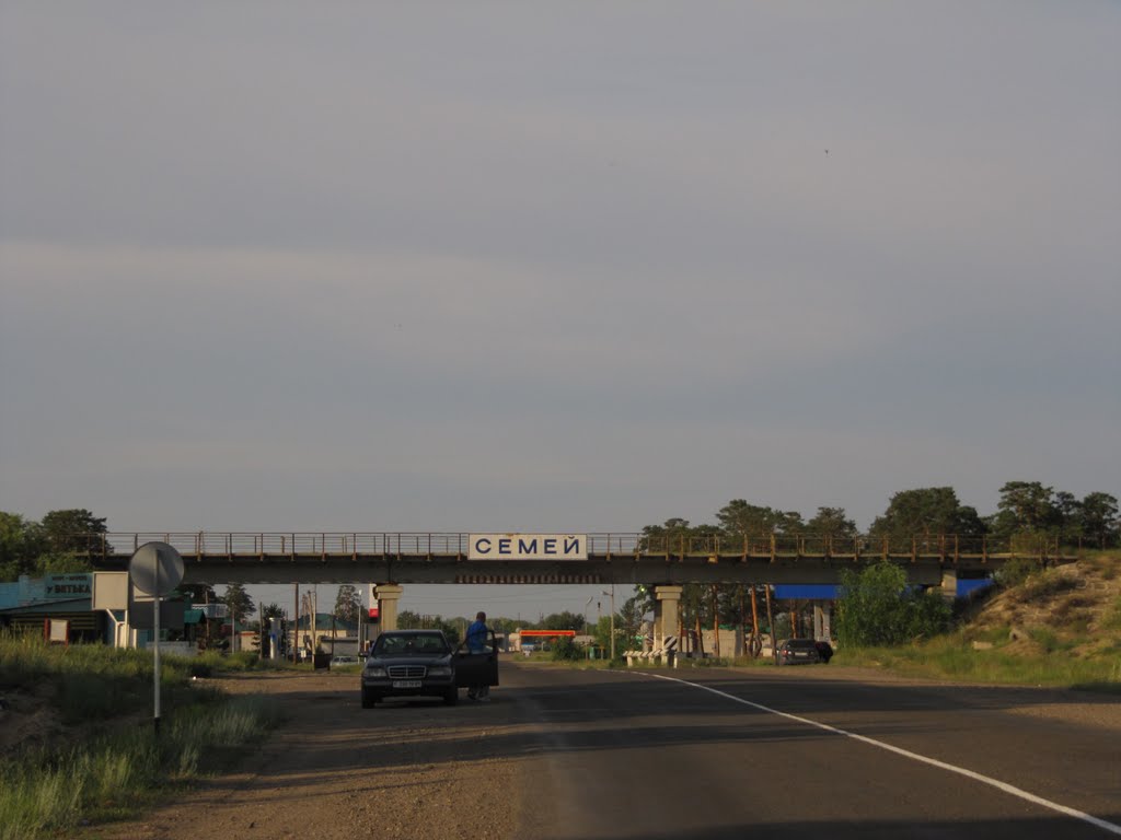 Выезд из Семипалатинска по Барнаульской трассе. Leaving Semipalatinsk by the freeway leading to Barnaul.