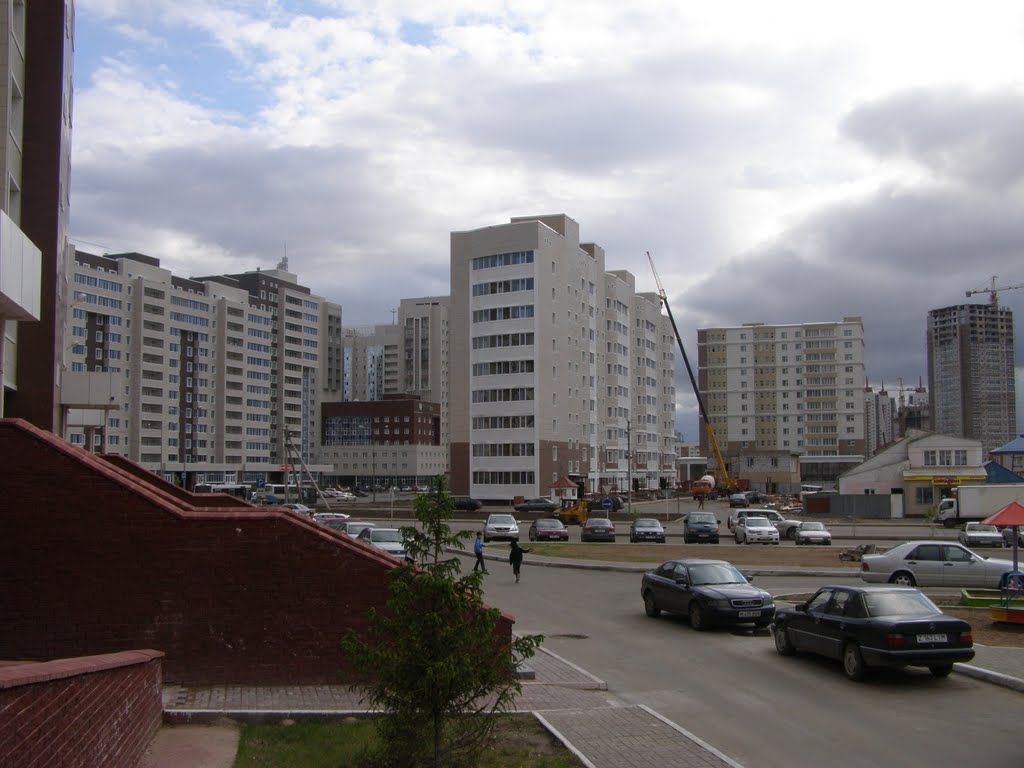 Во дворе на проспекте Мамыш-улы / Astana - a city of new buildings