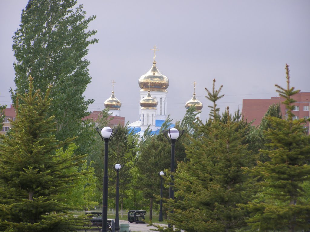 Храм возвышается над парком / Temple towers over the park