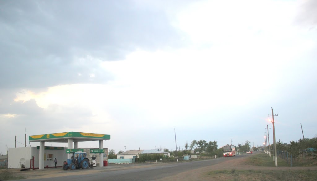 2014_05_16 дорога из поселка, АЗС, рейсовый автобус