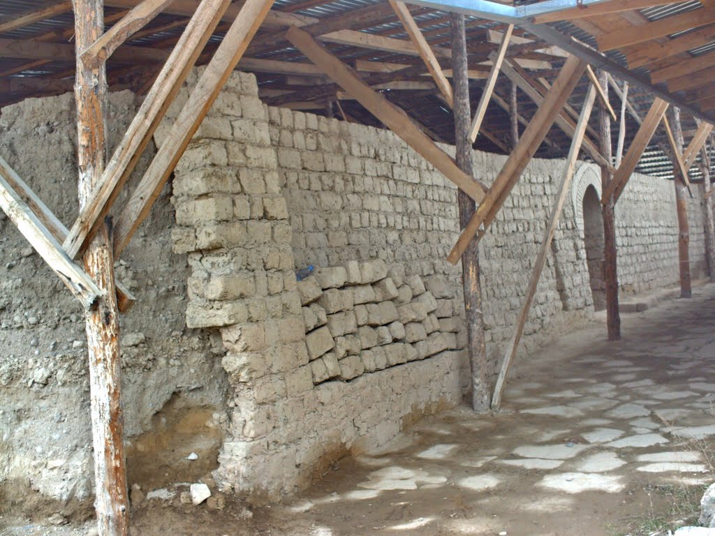 Meczet IX wiek. Zbudowany na fundamencie ruiny kościoła Nestorianskjego VI-VII w. Древний Тараз. Реконструкция раскопанной средневековой мечети IX - XII век. При включении фотокамеры на экране высвечиваются письмена из Корана, не видимые глазом на стене. 