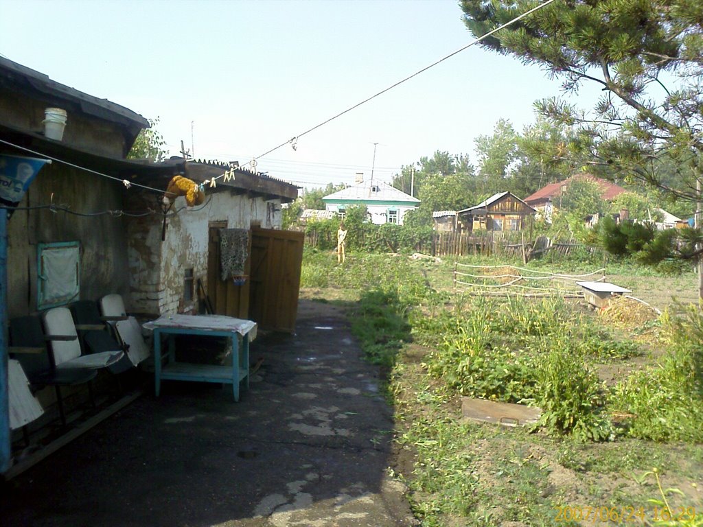двор