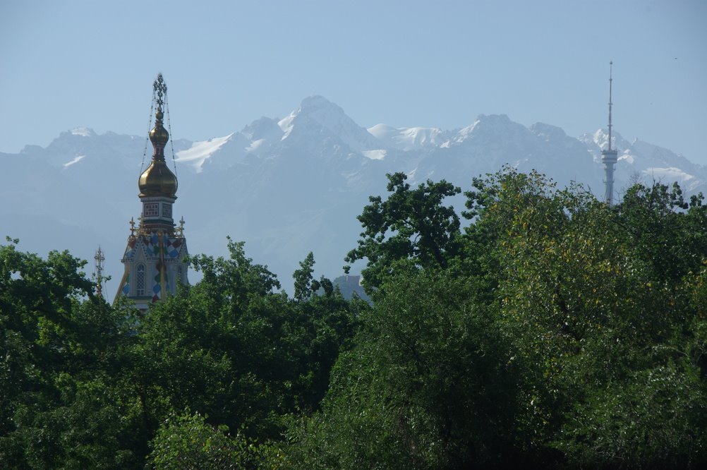 Les montagnes de lAla-Taou transilien, le clocher de la cathédrale Zenkov et les arbres du parc Panfilov, vus depuis les fenêtres de lhôtel Otrar à Almaty (Алматы)