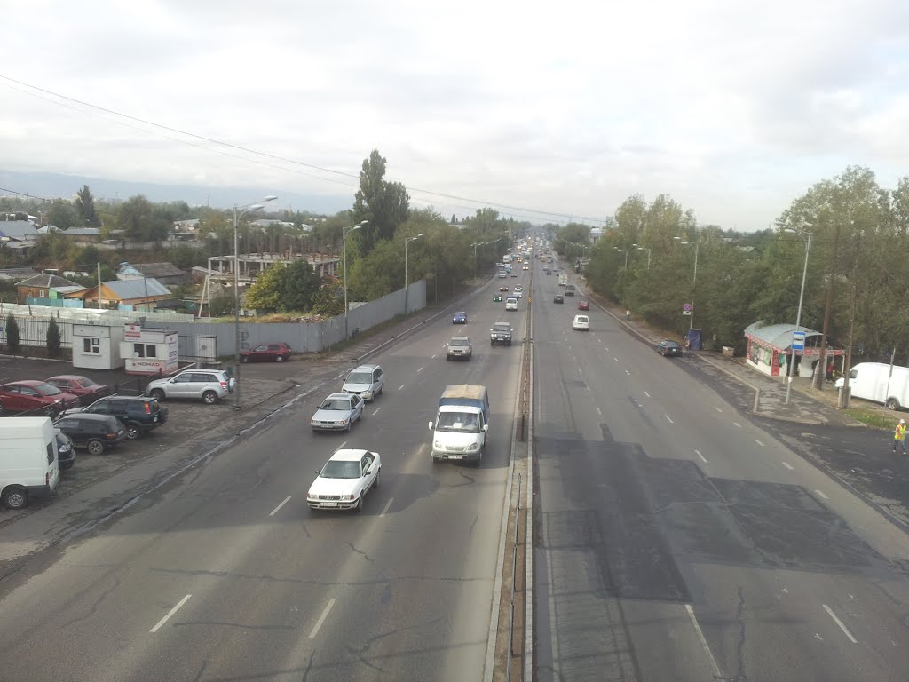 Вид с пешеходного мостика на запад