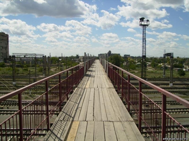 Пешеходный мост через железную дорогу.