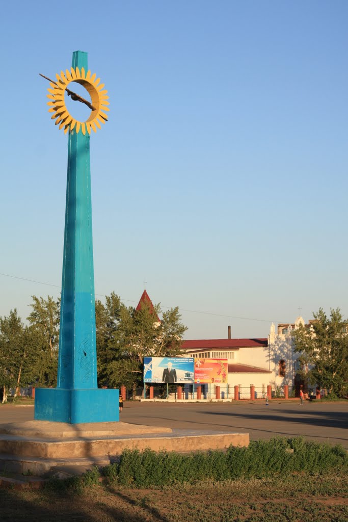 Памятник на площади