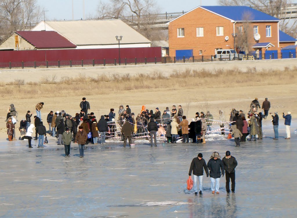 Крещенские купания 2010 года у центрального моста