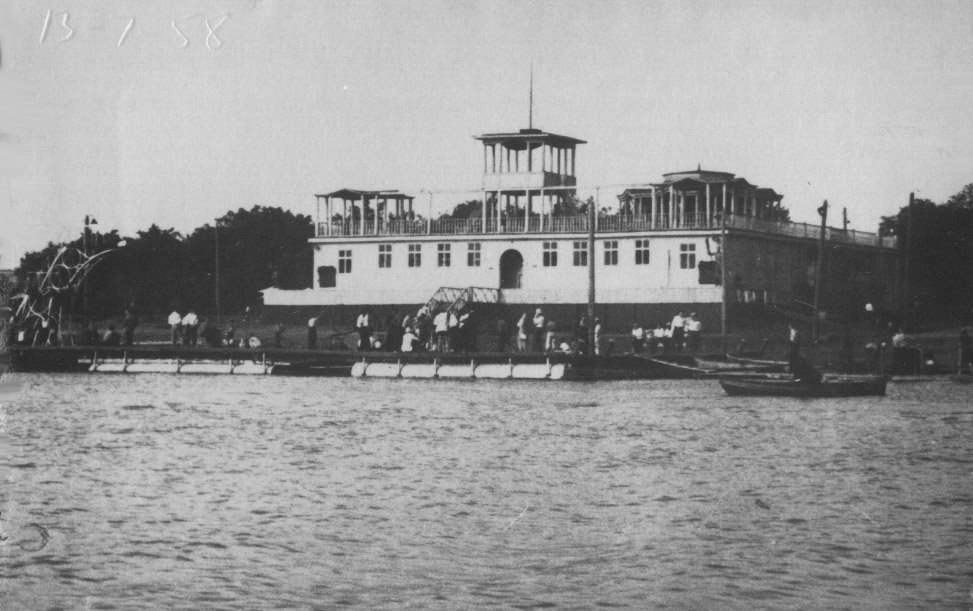 Старая Гребная База в 1958 г, сейчас на этом месте здание ФОК