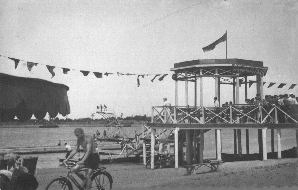Пляжные сооружения на пляже Жилгородка в 1953 г.