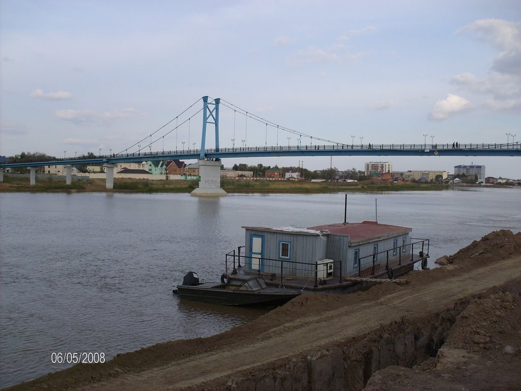 Вид на пешеходный мост от Здания КазМунайГаза