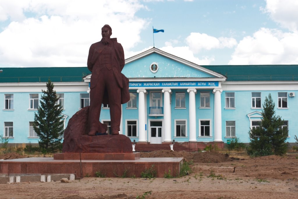 USSR Nuke Projekt chief academician  Kurchatov monument.