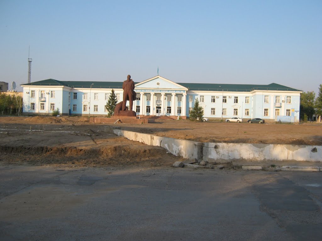 Акимат г.Курчатова (в былые времена штаб в/ч 52605) фото осени 2008 г.