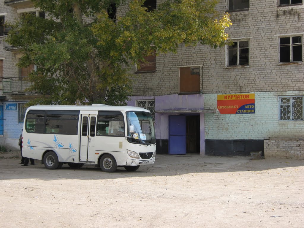 Автостанция г.Курчатова по ул.Абая 40 (Первомайская) фото осени 2008 г.
