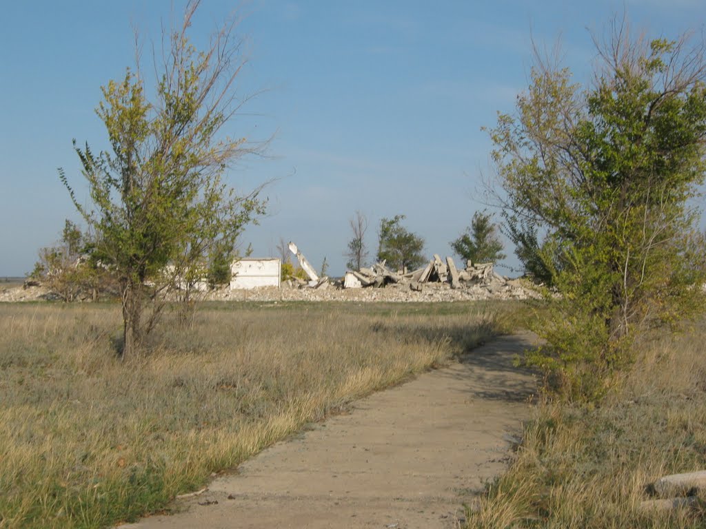 Все,что осталось от стадиона фото осени 2008 г.