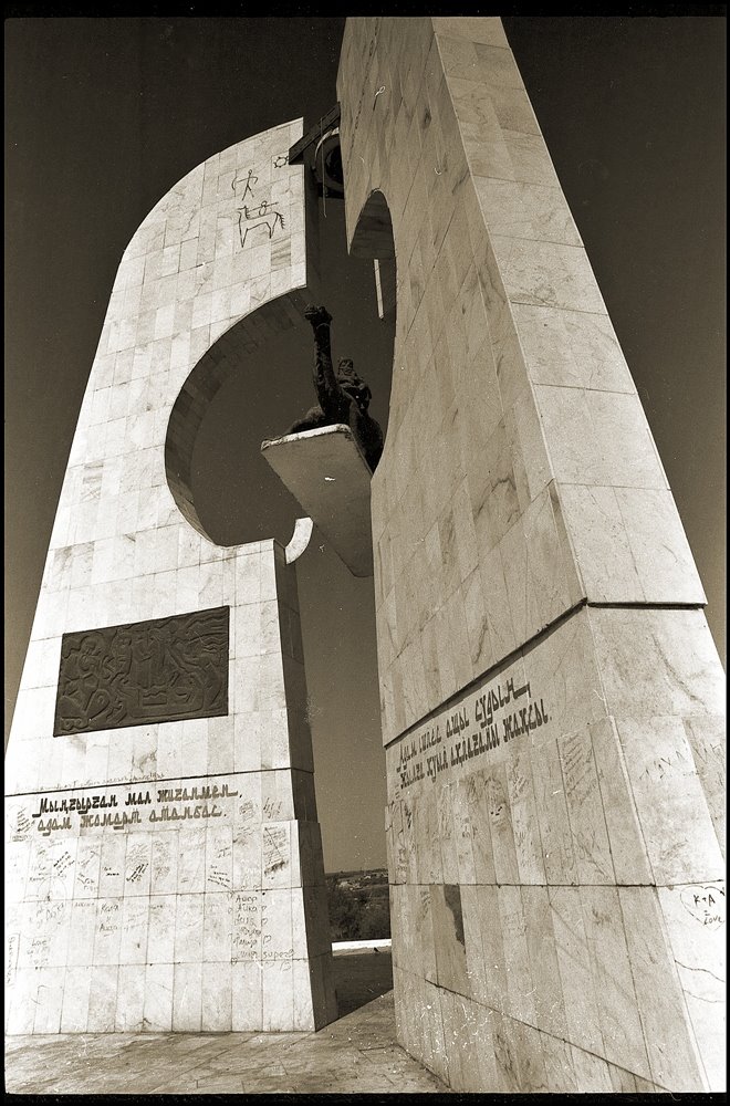 Camel pedestal