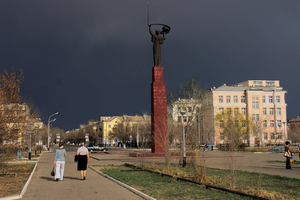 Символ города - стела ,,Наука и Космос,,