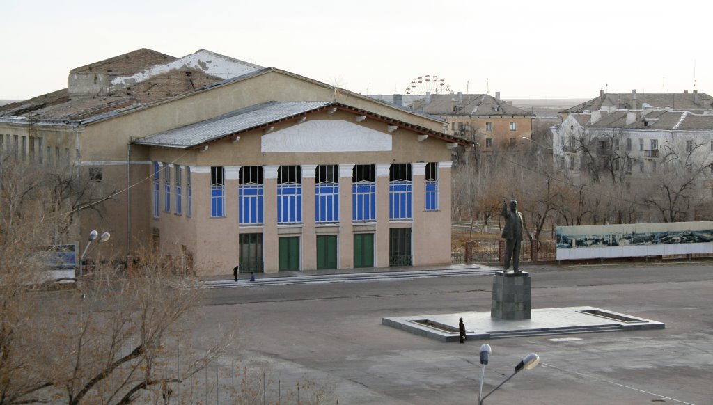Square and Lenins statue (view from "Centralnaya" hotel)