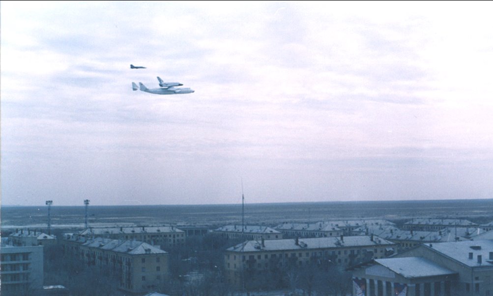 над городом