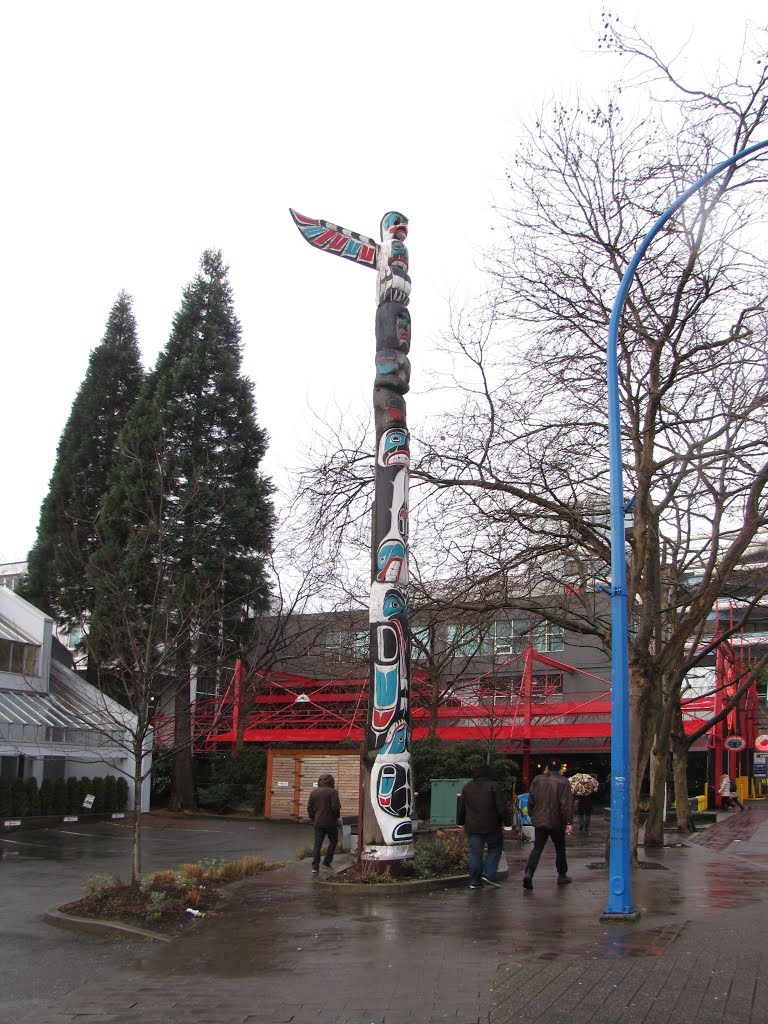 Beautiful totem pole in the harbour.