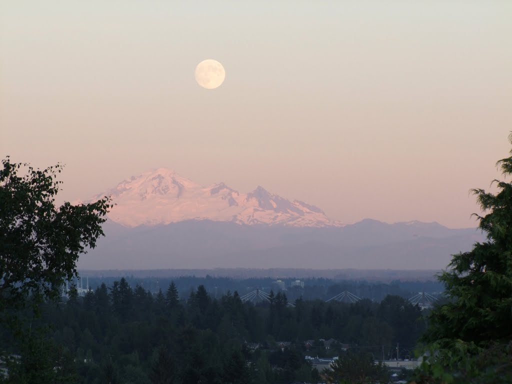 Coquitlam, BC - Moon rise over the Mount Baker