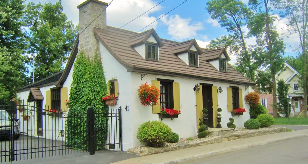 Un délice pour loeil...Jolie maison! / Pleasant eyesight while walking on the street...