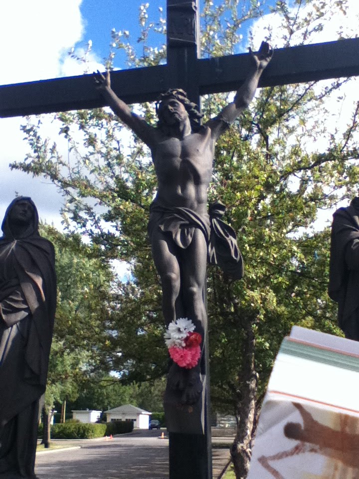 Au 4080 St-Martin O, Laval, on peut y constater Jésus Christ sur une croix. La croix, étant un objet sacré, est le symbole le plus utilisé dans la religion catholique. Pour ces croyants, celui-ci symbolise l’instrument du salut de l’humanité puisque Jésus