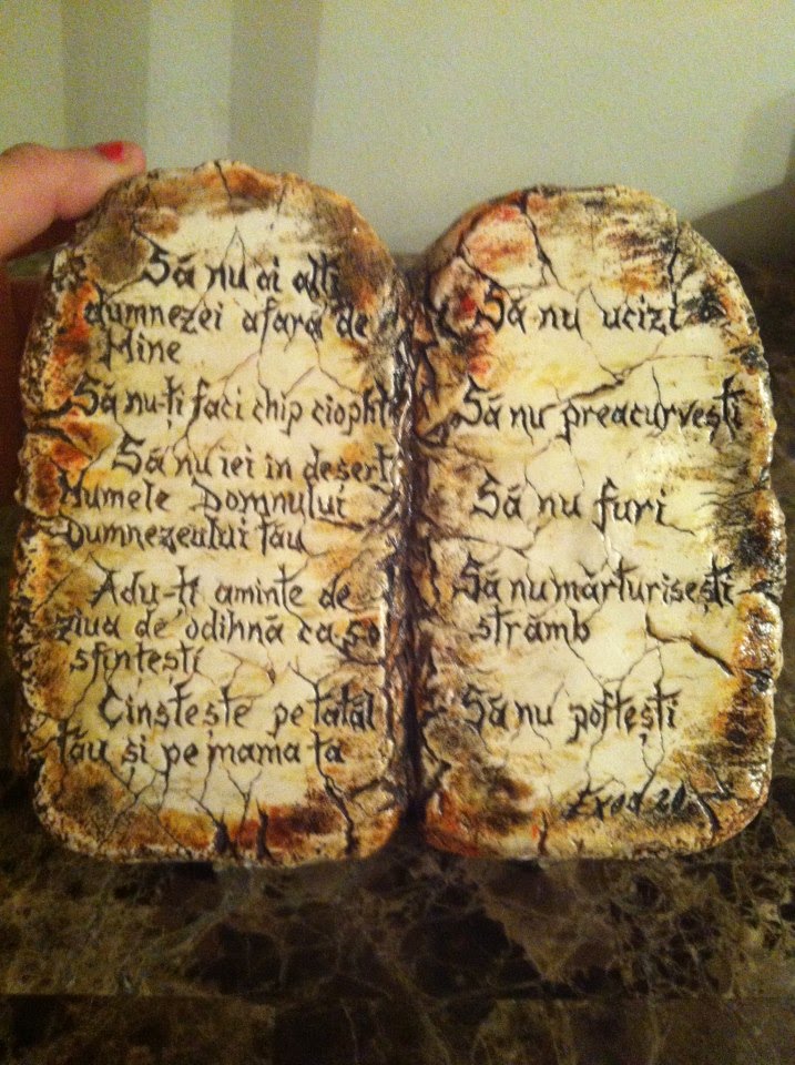 Les dix commandements ( écrites en roumain) - dans la Bible du verset 3 au 17 du livre de lExode.( exode 20)