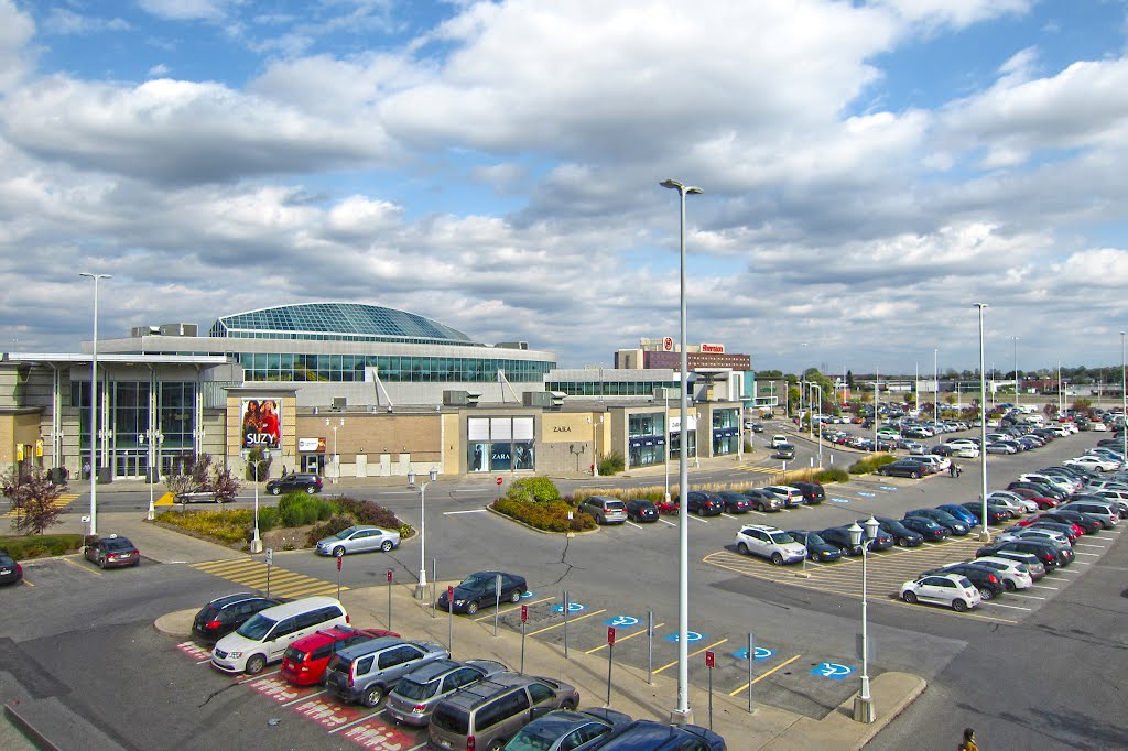 Le centre commercial Carrefour Laval. (Laval, Québec, CANADA)