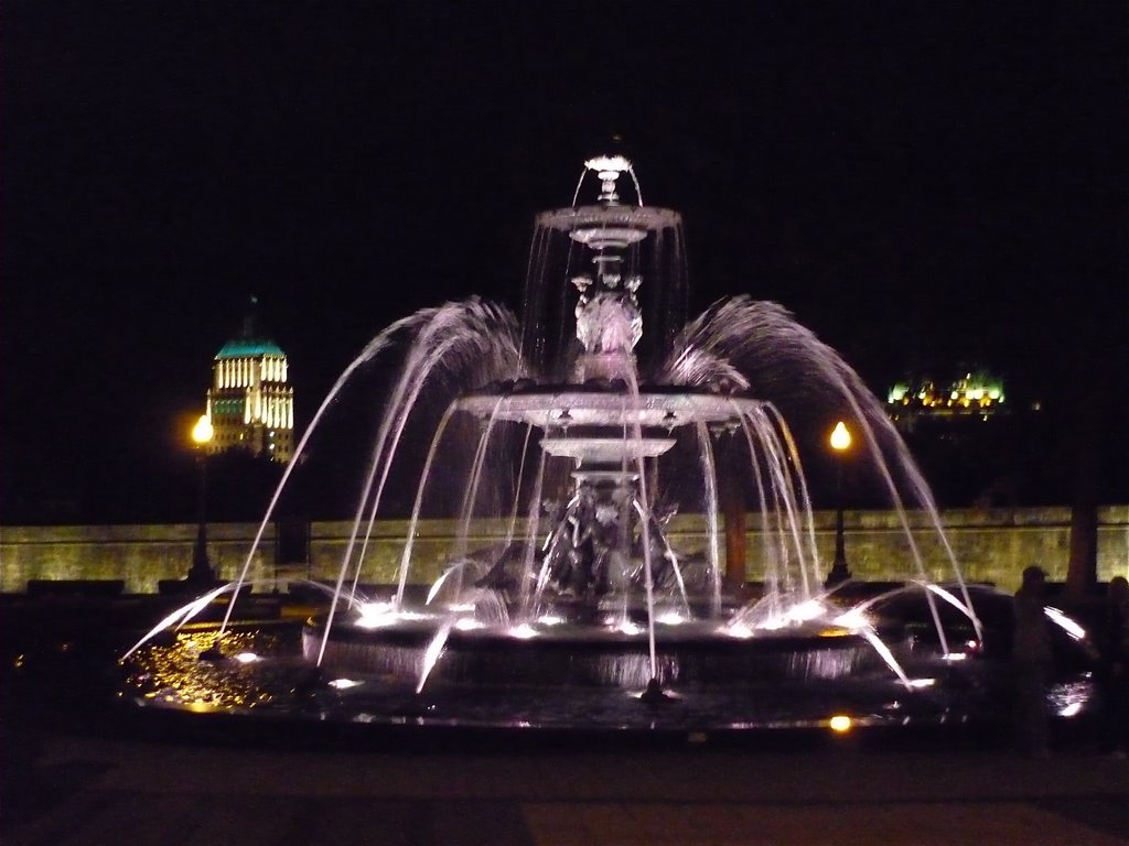 Fontaine de Tourny et édifice Price la nuit