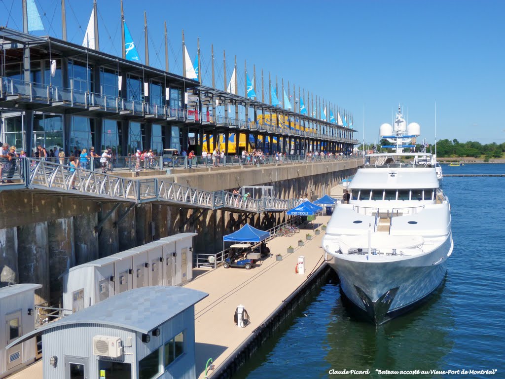"Bateau accosté au Vieux-Port de Montréal"  Montréal (Québec) Canada