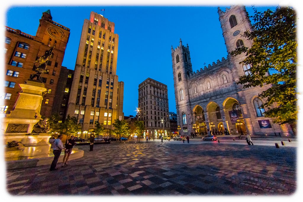 PLACE DARMES À VIEUX-MONTRÉAL AU CRÉPUSCULE_PLACE DARMES IN OLD MONTREAL AT TWILIGHT.