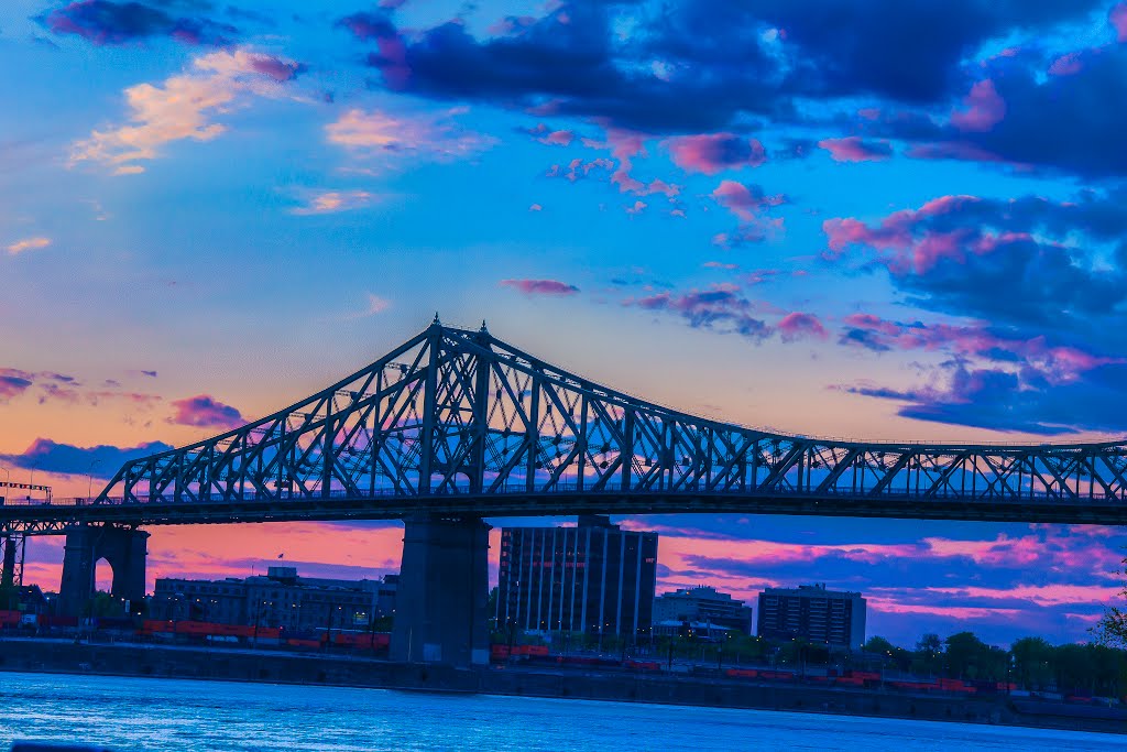 LE PONT JACQUES CARTIER AU CRÉPUSCULE _ JACQUES CARTIER BRIDGE AT TWILIGHT