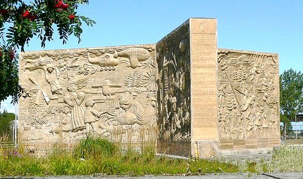 Tri-mural