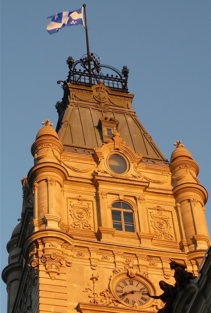 Tour du Parlement au soleil couchant