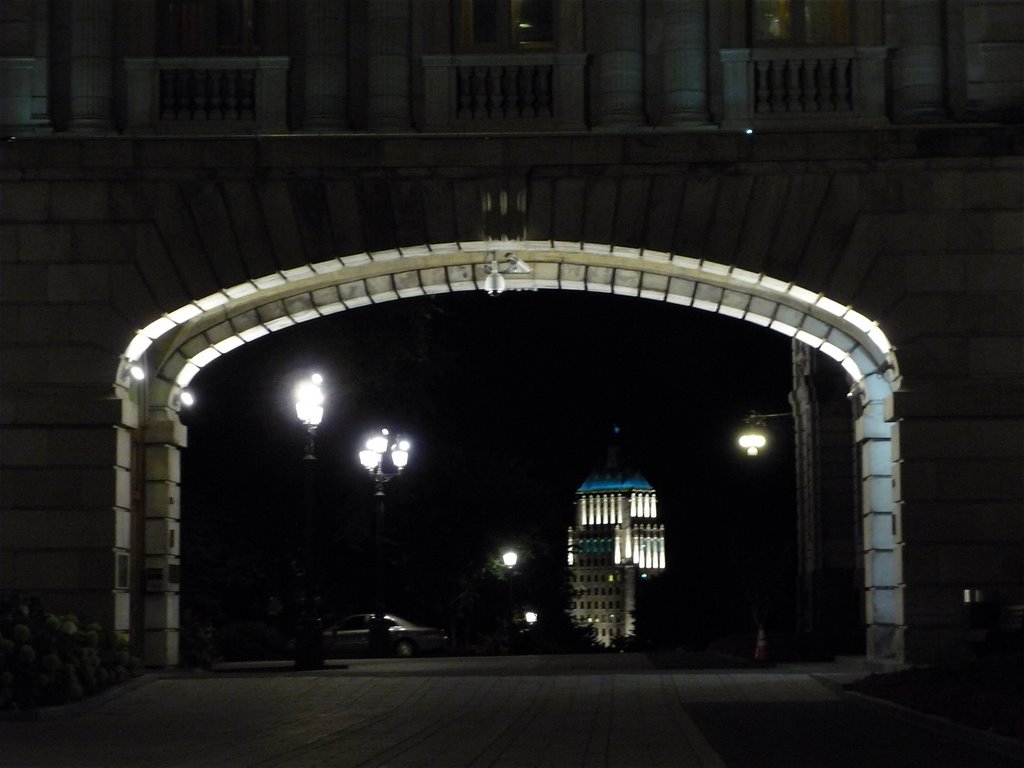 édifice Price vu du Parlement la nuit