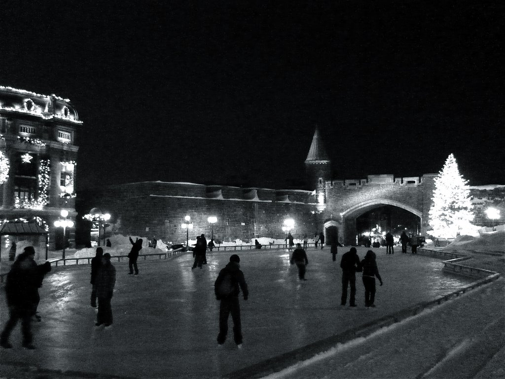 Hiver en noir et blanc: patinoire à Place dYouville, Vieux-Québec